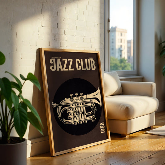 Affiche jazz dans un cadre en bois, posée contre le mur.
