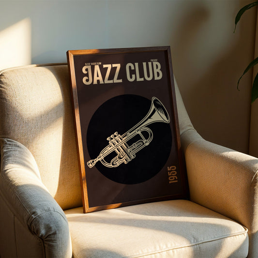 Affiche jazz dans un cadre en bois, posée sur un fauteuil.