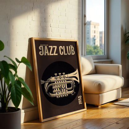 Affiche jazz dans un cadre en bois, posée contre le mur.